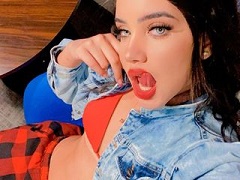 Mujer desnuda en la bañera enseñando sus grandes pechos con una blusa transparente