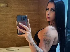 Mujer desnuda en la bañera enseñando sus grandes tetas y masturbándose con un juguete