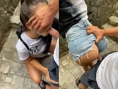 Mujer en pantalones cortos follando en la calle durante el día