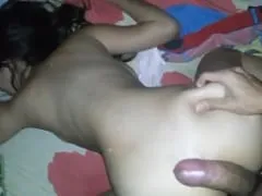 Una chica de 18 años da un cuádruple salto hacia delante y hacia atrás en el movimiento y le revientan el culo