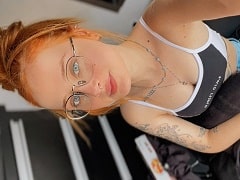 Mujer desnuda masturbándose el coño con un vibrador