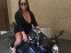 Mujer se fue al motel con un cliente y allí le dio unos azotes y le chupó la leche