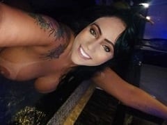 Una zorra tetona y caliente, aceita su cuerpo y chupa a su cliente hasta que le entra leche en la boca