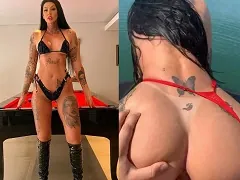 Mujer follando en una moto acuática en la laguna