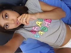 Morena de 19 años follando nerviosa la polla de su novio y grabando un porno amateur