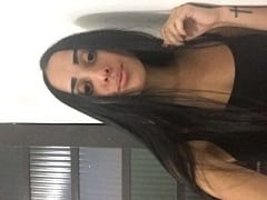 Chica traviesa se hace un squirting tres veces durante el sexo con un pervertido que se moja con la eyaculación de la zorra