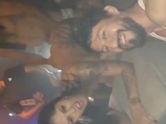 Mujer fue a un club nocturno y liberó su coño a todo el mundo, además de chupársela a todos los tíos que la grababan.