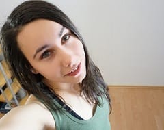 Modelo erótica a la que le encanta exhibir su sexo, grabó un vídeo en el que follaba nerviosa y le chupaban las tetas