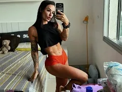 Mujer desnuda enseñando sus grandes tetas y masturbándose el coño