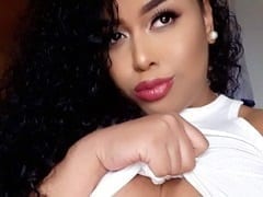 Maravillosa morena tetona enseñando su lencería y luego poniéndose a cuatro patas para que su novio le unte aceite en el culo
