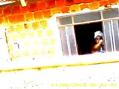 Un pervertido pilla a sus dos vecinos saliendo de la bañera con una cámara oculta