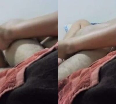Un hombre abre las piernas de su mujer y le come el coño