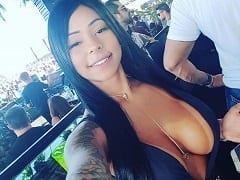 Una morena brasileña con unas tetas enormes y un culo espectacular.