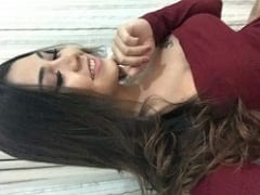 Mujer Exhibicionista Mostrando Su Cuerpo Sin Ropa Y También Golpeando Una Consola Gimiendo De Cachondez