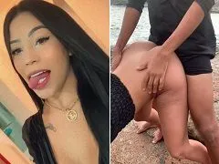 Mujer follando caliente en la playa a cuatro patas