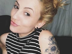 Deliciosa tatuada chupando en el baño