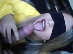 Mujer de 18 años, besa a su novio, le mete la boca en la polla y le golpea con su muslo semi virgen