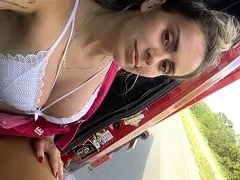 Rubia camionera desnuda exhibiéndose y siendo pajeada por su amigo