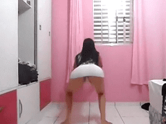 Una carioca muy traviesa y muy caliente baila funk deliciosamente y pone cachondos a todos
