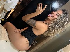 Mujer mostrando su cuerpo semidesnudo y revolcándose