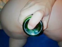 Mujer casada traviesa que se siente muy caliente en su culo pidió a su marido para filmar su relleno de una botella en su culo