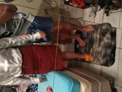 Creyente amateur traviesa frente al espejo con su pareja cachonda masturbándose sobre sus pantalones cortos – amateurs