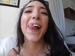 La chica blanca con el culo gigante y perfecto chupada por el actor y luego chupada para ser follada y follada en la boca