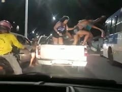 Una esposa loca persigue a su marido en mototaxi y hace huir a varias chicas de su coche – Caídos en la Red