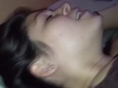 Mujer entró en la polla de su novio desde el lado y gimió mucho mientras el tipo estaba filmando.