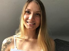 La sexy rubia canadiense graba una secuencia en SnapChat mostrándose desnuda y follándose a su novio hasta correrse