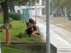 Imagen amateur de una chica rebotando en un palo en la calle