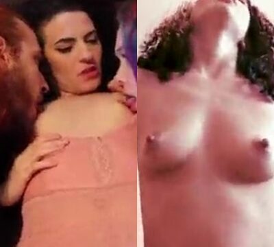 Hombre desnudo con dos mujeres calientes