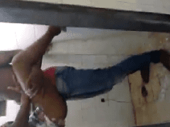 Mujer de la comunidad de Penha, en la zona norte de Río de Janeiro, se lo monta con sus amigos de la favela