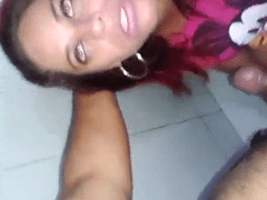 Una chica delgada chupaba la polla de su novio y miraba a la cámara mientras el granuja filmaba su oral.