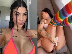 Mujer dándolo todo con las piernas en alto