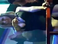 Rubia caliente fue a la discoteca sin bragas y se filmó en la caja pagando coño – amateur