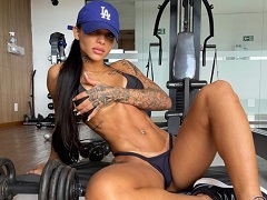 Mujer desnuda mostrando y rodando con mucho talento