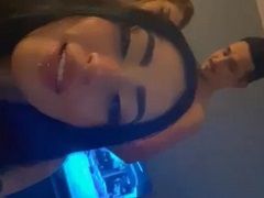 Morena en trío con amigo follando a cuatro patas