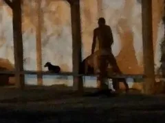Morena en celo teniendo sexo en la parada del bus