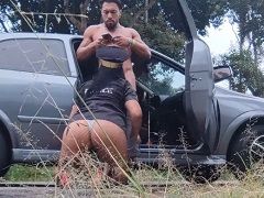 Morena traviesa chupándosela a su amigo al lado de la carretera