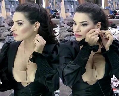 Mujer de grandes pechos preparándose para una fiesta