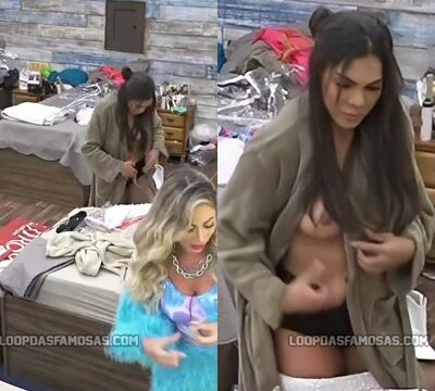 Mujer desnuda pagando por pechos en cámara