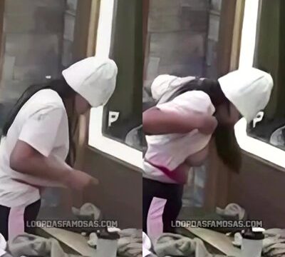 Mujer famosa mostrando su pecho sin querer