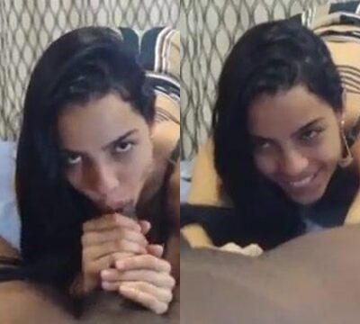 Mujer sonriendo mientras chupa hombre negro musculoso