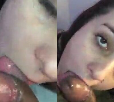 Mujer traviesa chupando polla y mirando a los ojos del hombre