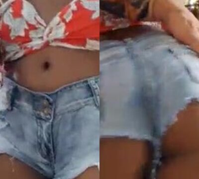 Mujer traviesa rodando en pantalones cortos y dando su coño