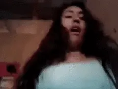 Mujer caliente gime fuerte y disfruta corriéndose en la polla de su novio