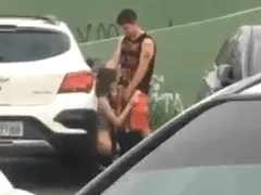 Una estudiante de 18 años de São Paulo le hace una mamada a su novio en la calle