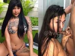 La joven haciendo una mamada golosa en el baño