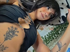 Mujer desnuda masturbando su delicioso coño